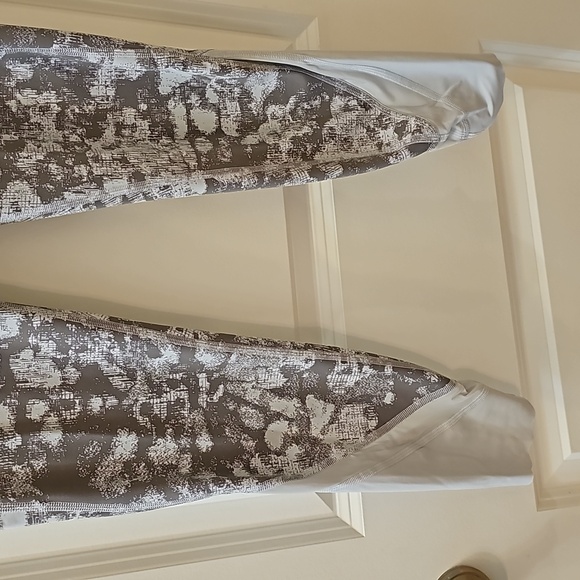 398. Lululemon Wunder Under Scalloped Hem - Picture 3 of 7